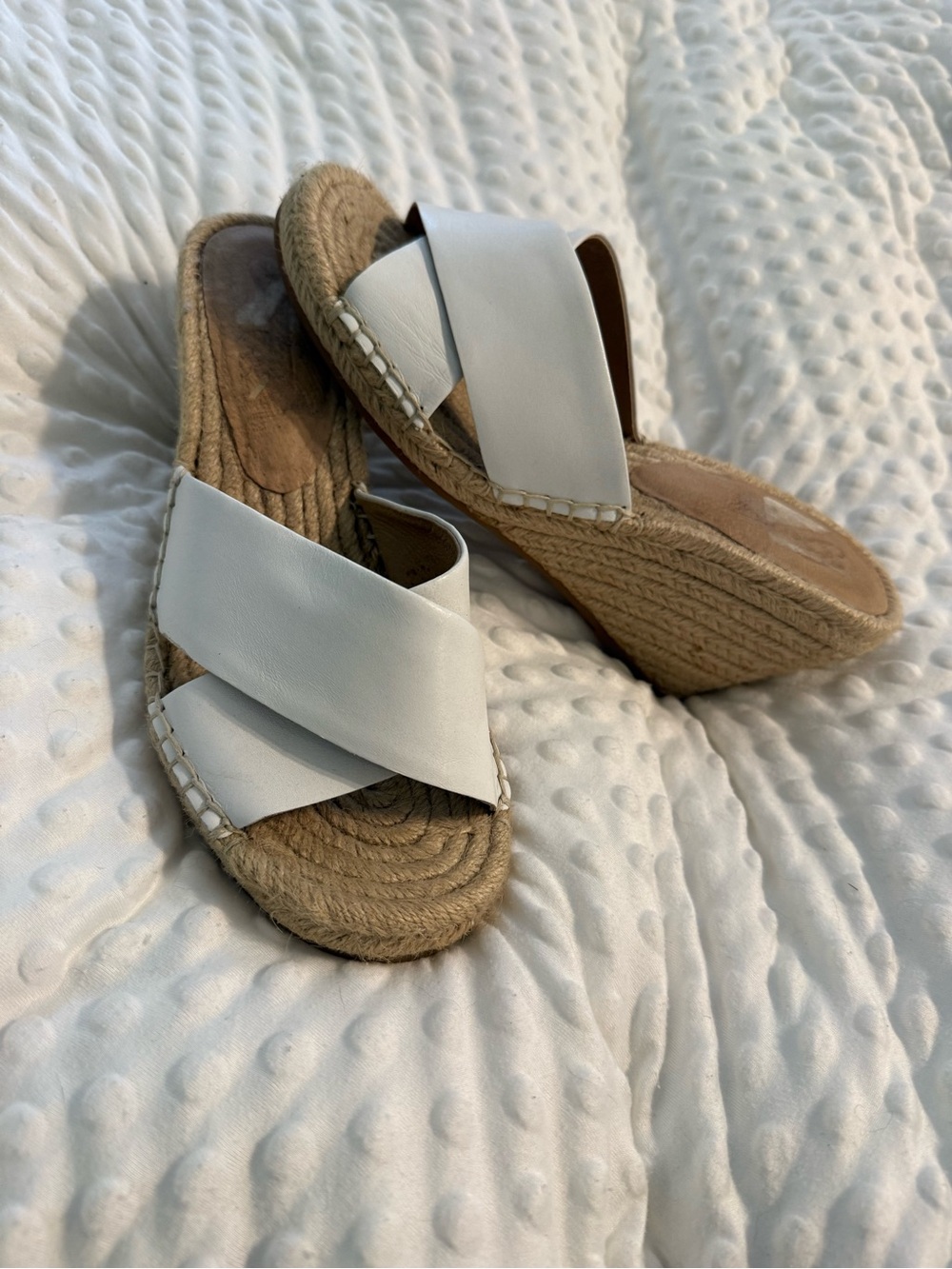 Wedge sandals in white